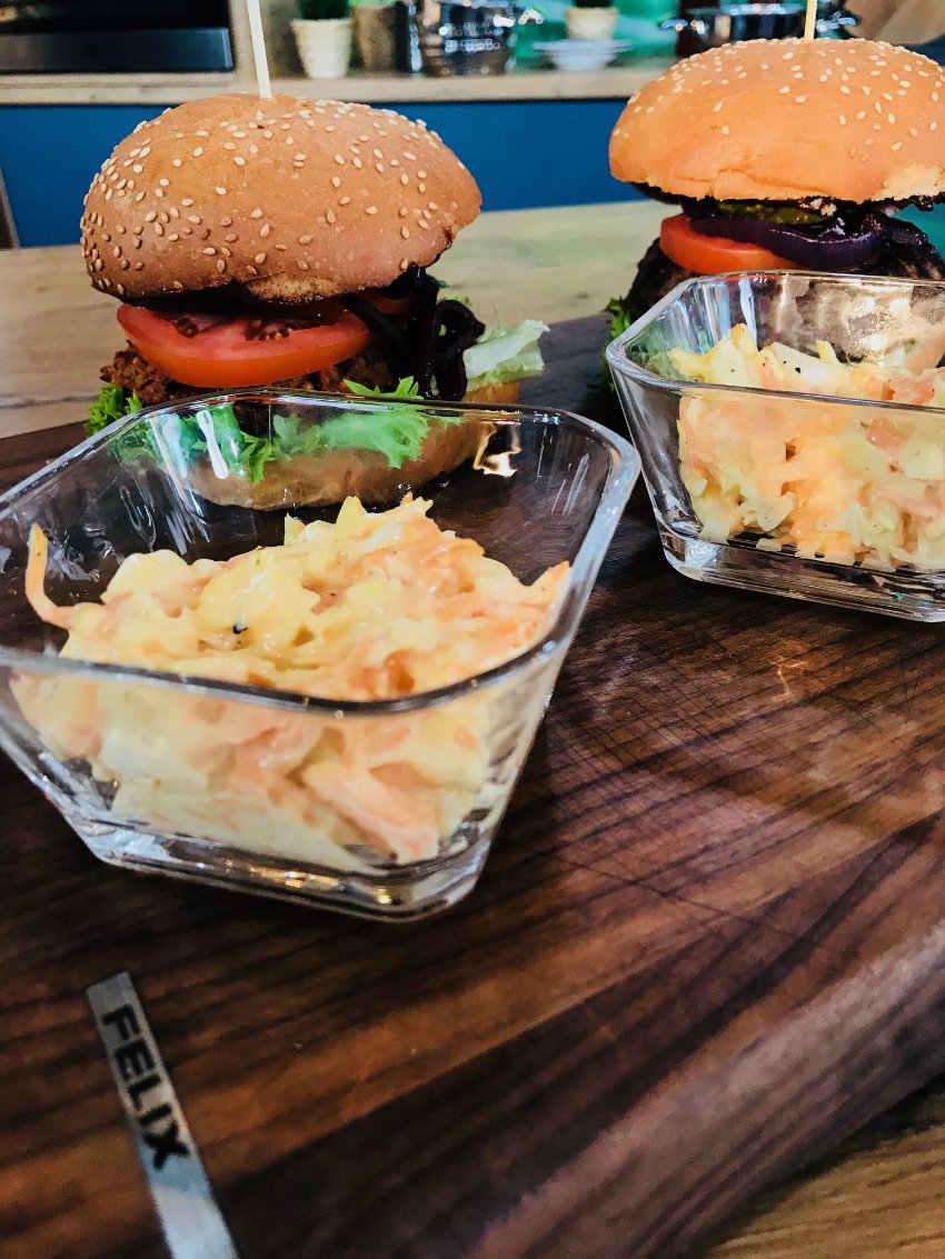 Wege czy z mięsem? Pyszny sparing burgerów w wykonaniu Remigiusza Rączki i Agnieszki Jasińskiej Wege czy z mięsem? Pyszny sparing burgerów w wykonaniu Remigiusza Rączki i Agnieszki Jasińskiej
